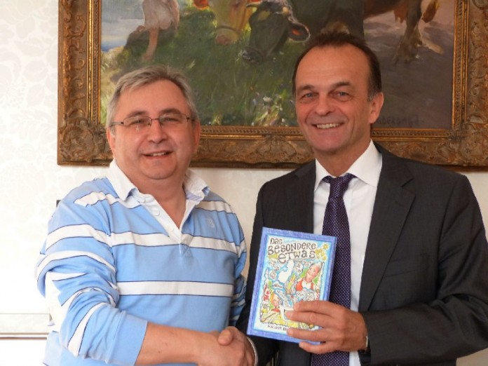 Buchübergabe "Das besondere Etwas"